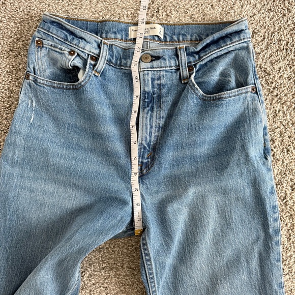 ABERCROMBIE & FITCH | Ultra High Rise 90s Straight Jean - Picture 14 of 16